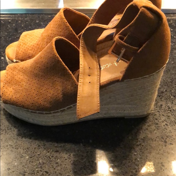 NWOT Altar’d State Tan Wedges - Picture 3 of 6